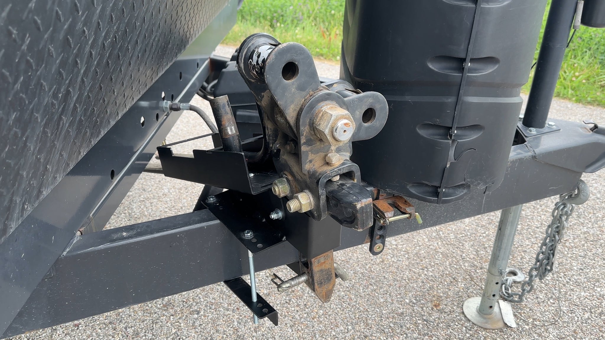 Bolt-on and Lockable Storage Bracket for Weight Distribution Hitches